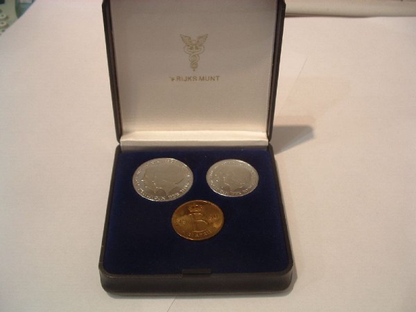 (afbeelding voor) Year set Netherland FDC 1980 inhuldiging Beatrix in casse